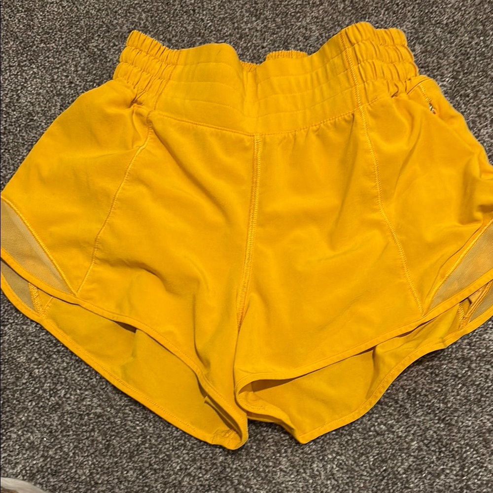 Lululemon Women's Hotty Hot 2.5” High Rise Shorts Size 2